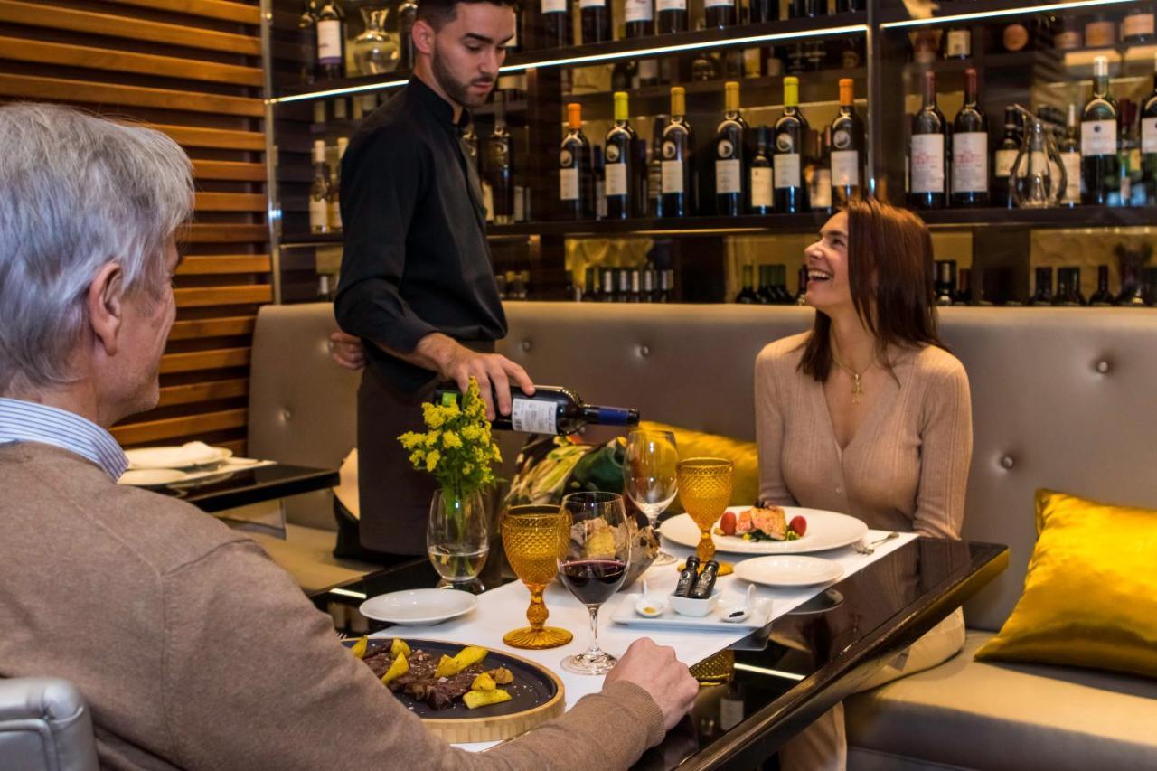 Gran Hotel Nagari Boutique & Spa Vigo Exteriér fotografie A sommelier serving wine