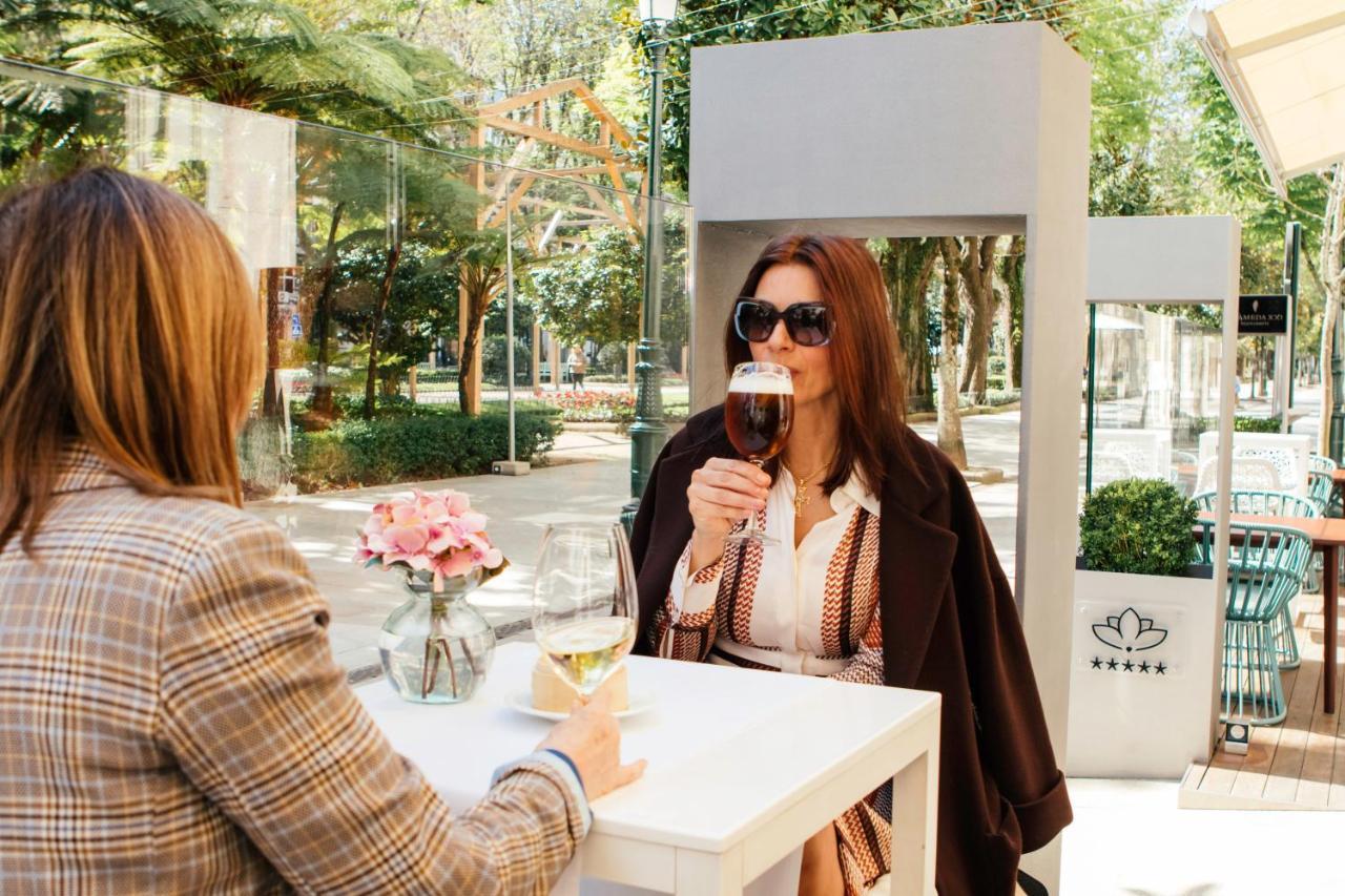 Gran Hotel Nagari Boutique & Spa Vigo Exteriér fotografie A woman drinking coffee
