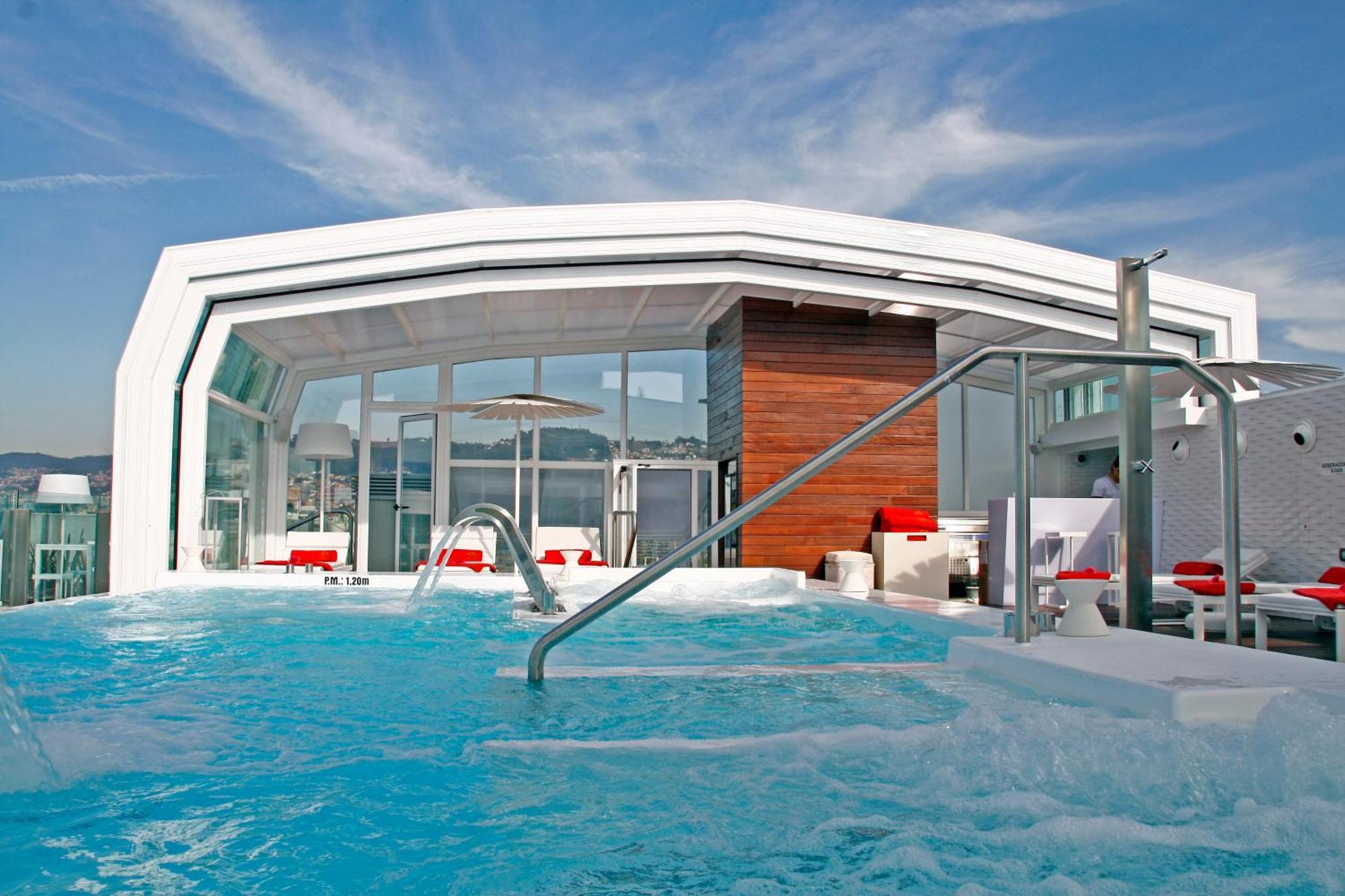 Gran Hotel Nagari Boutique & Spa Vigo Exteriér fotografie The rooftop pool at the Mandarin Oriental Barcelona