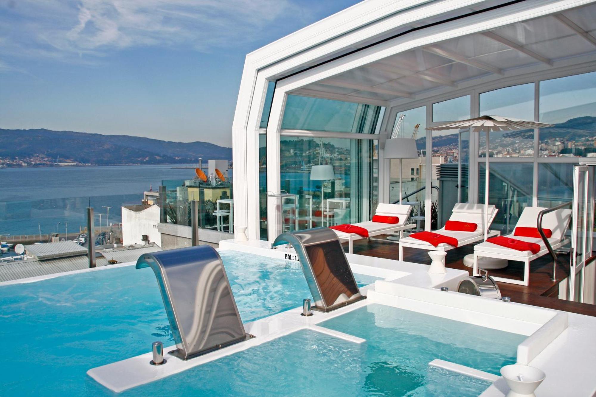 Gran Hotel Nagari Boutique & Spa Vigo Zařízení fotografie The rooftop pool at the Hotel Alexandra