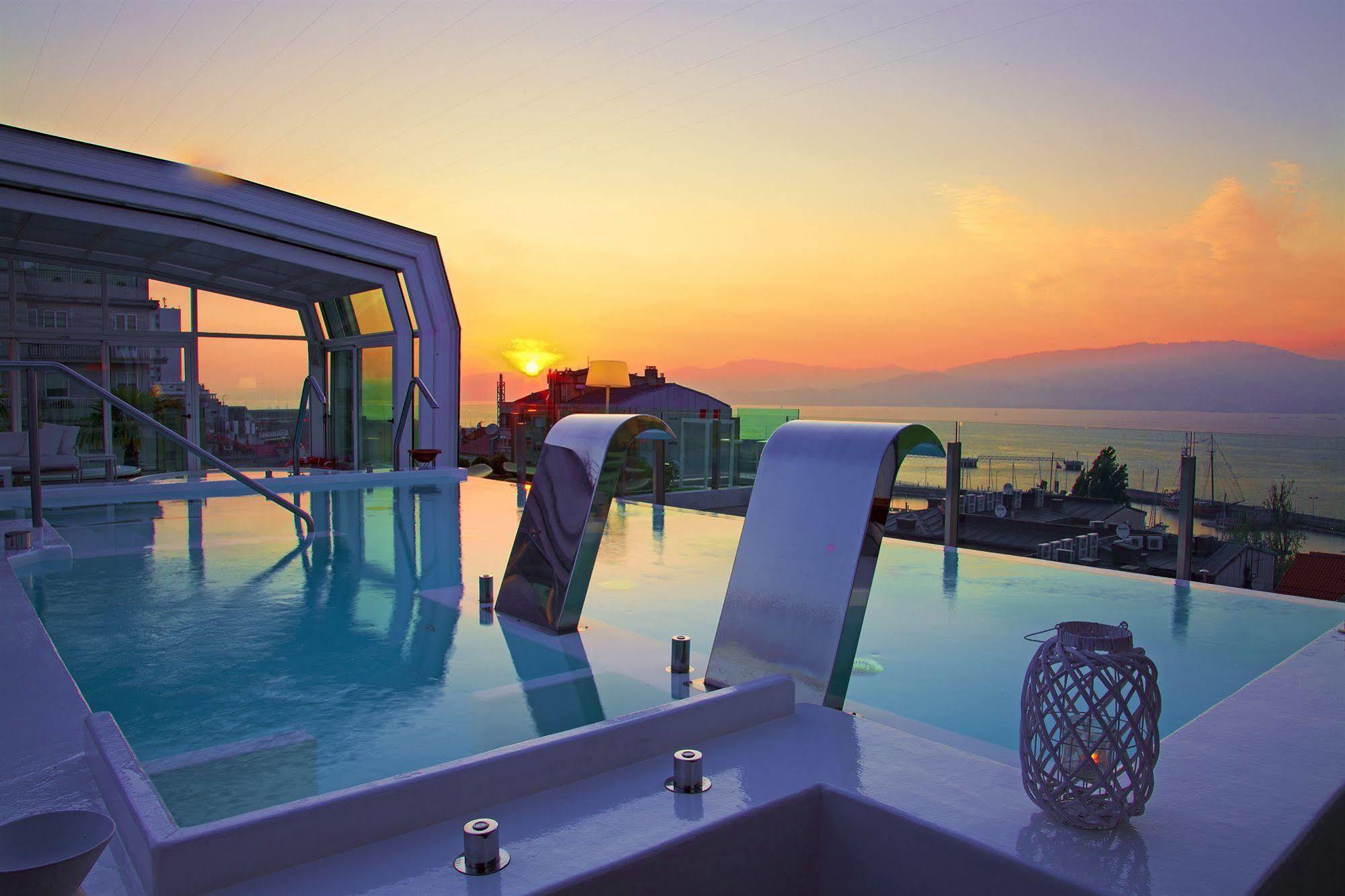Gran Hotel Nagari Boutique & Spa Vigo Exteriér fotografie Sunset at the pool